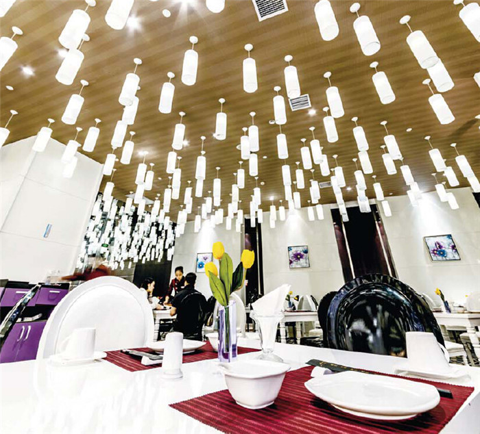 簡約時(shí)尚的酒店餐廳設(shè)計(jì)方案
