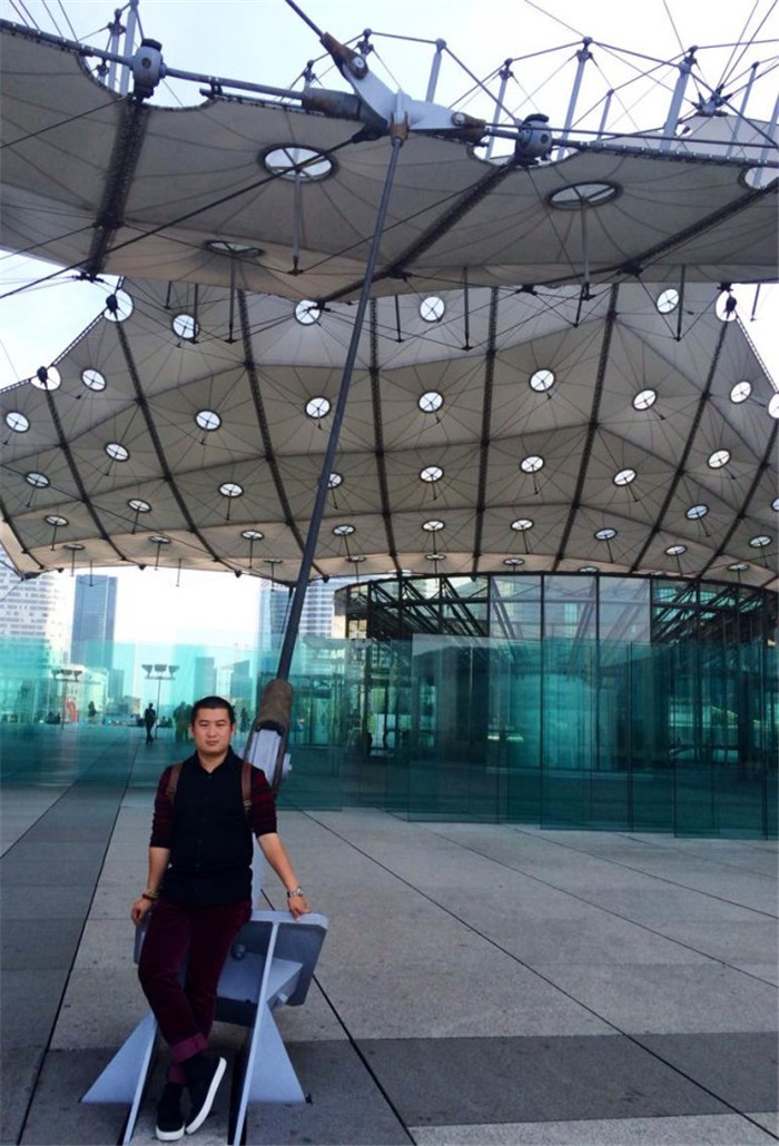 上海勃朗設(shè)計(jì)創(chuàng)意總監(jiān)Tony·舒在大拱門(mén)前留影