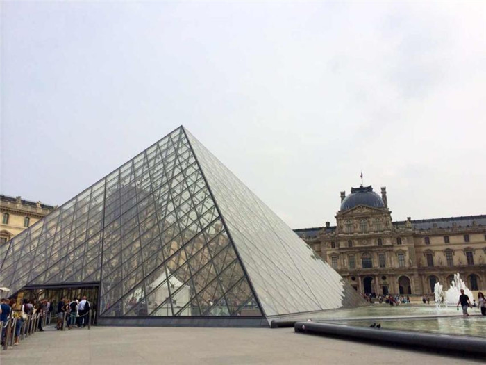 盧浮宮門前金字塔建筑