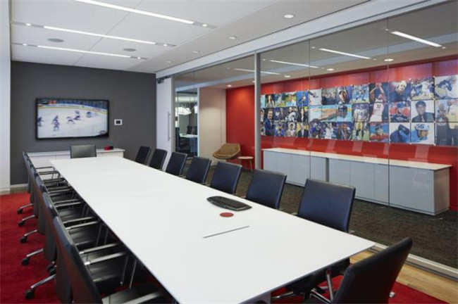 簡(jiǎn)單干凈的辦公室會(huì)議室空間設(shè)計(jì)