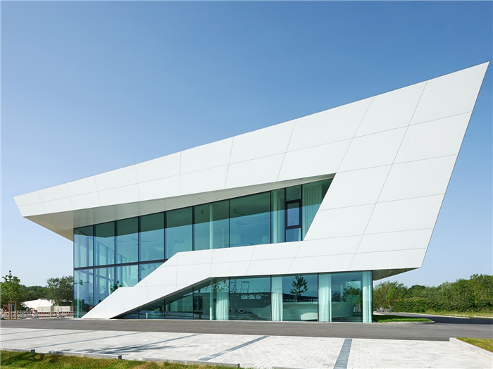 白色辦公建筑外觀設(shè)計(jì)欣賞