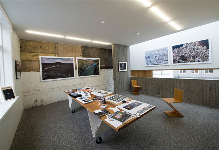 辦公室簡(jiǎn)約的室內(nèi)空間