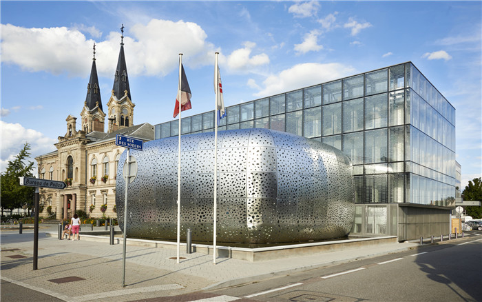 遠景：辦公樓外觀