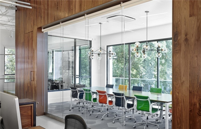 別具時(shí)尚特色的會(huì)議室