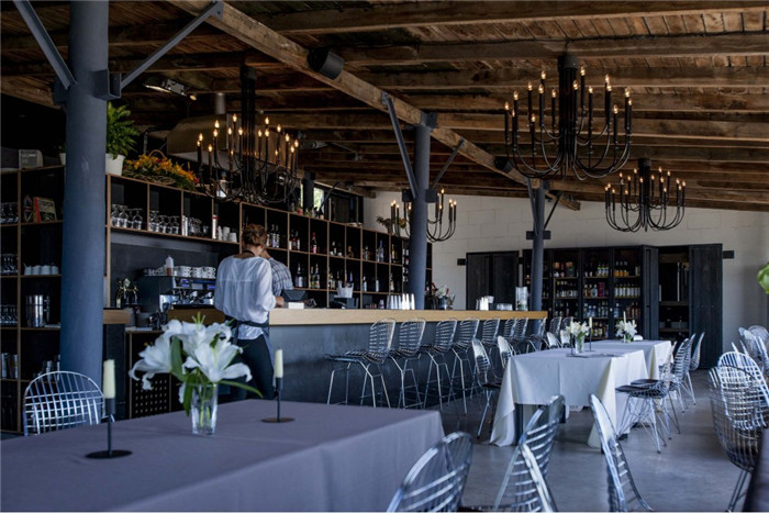 復(fù)古與現(xiàn)代混搭風(fēng)格餐廳設(shè)計(jì)