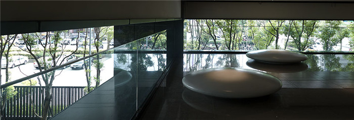 由巨大謙藝術(shù)品展示會所設(shè)計