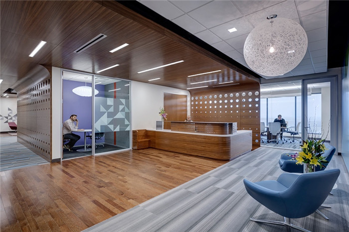 寬敞的辦公室室內(nèi)空間設(shè)計(jì)