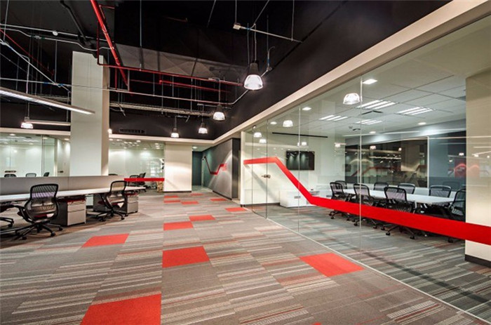 寬敞的辦公室室內(nèi)空間