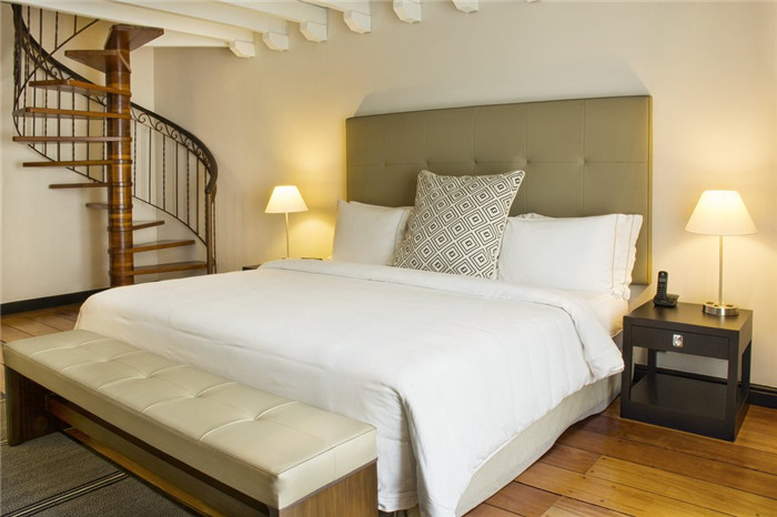 簡(jiǎn)單舒適的酒店客房空間