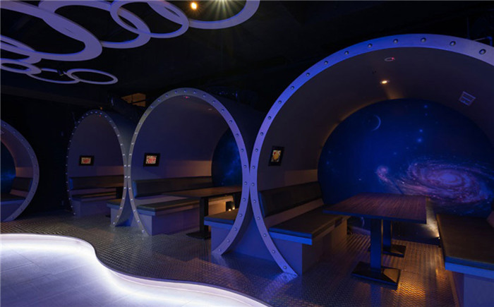 熱鬧商圈里的特色餐廳包廂設(shè)計