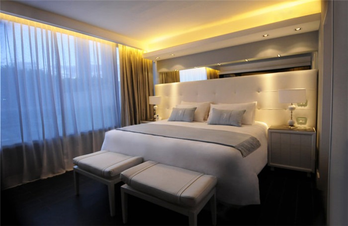 簡(jiǎn)約舒適的酒店客房
