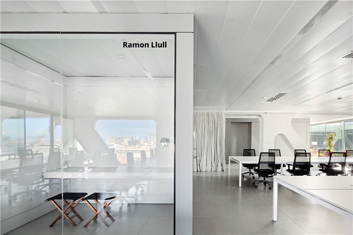 低調(diào)簡(jiǎn)單的辦公區(qū)