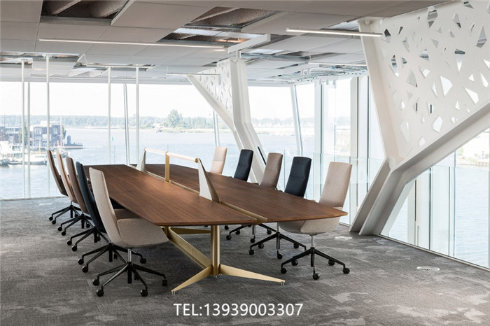 國(guó)外創(chuàng)意辦公樓內(nèi)部會(huì)議室裝修方案