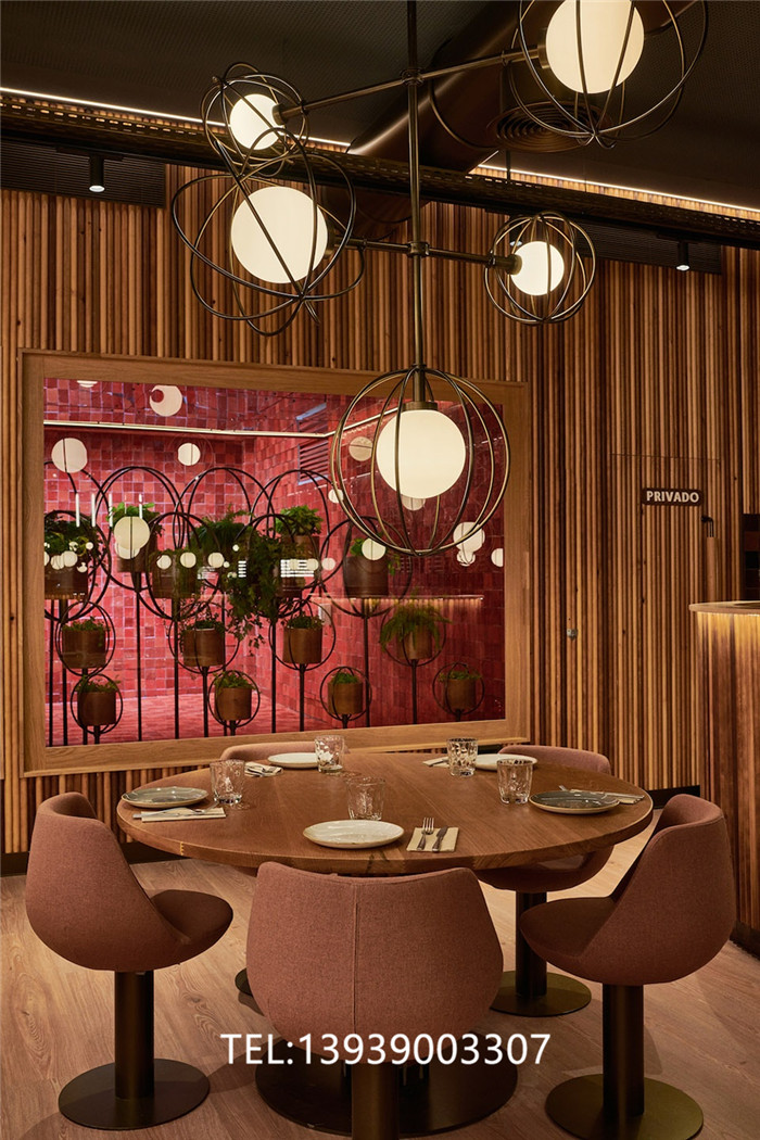 極具吸引力的巴倫西亞披薩連鎖餐廳裝修設(shè)計方案