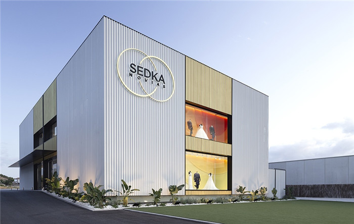 Sedka Novias婚紗店裝修設(shè)計(jì)  旋轉(zhuǎn)樓梯美哭了