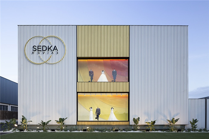 Sedka Novias婚紗店裝修設(shè)計(jì)  旋轉(zhuǎn)樓梯美哭了