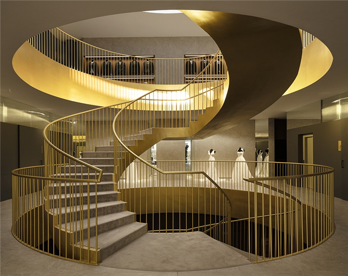 Sedka Novias婚紗店裝修設(shè)計(jì)  旋轉(zhuǎn)樓梯美哭了