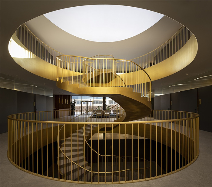 Sedka Novias婚紗店裝修設(shè)計(jì)  旋轉(zhuǎn)樓梯美哭了