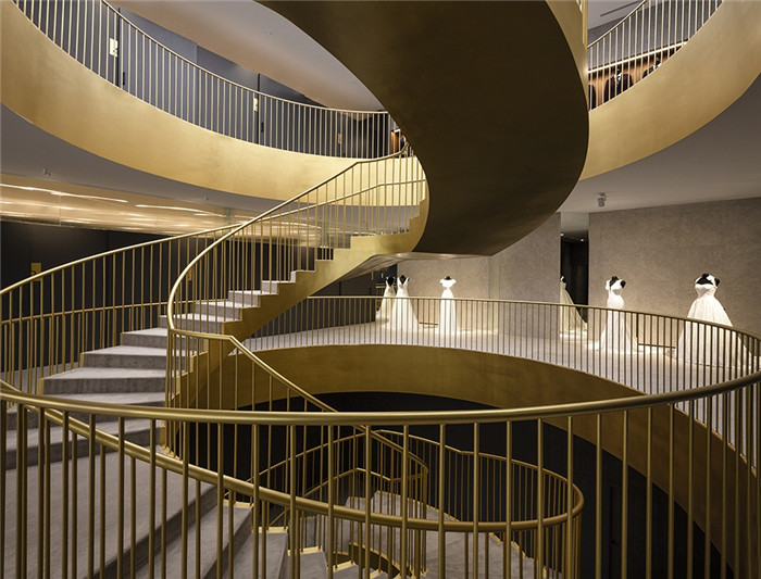 Sedka Novias婚紗店裝修設(shè)計(jì)  旋轉(zhuǎn)樓梯美哭了