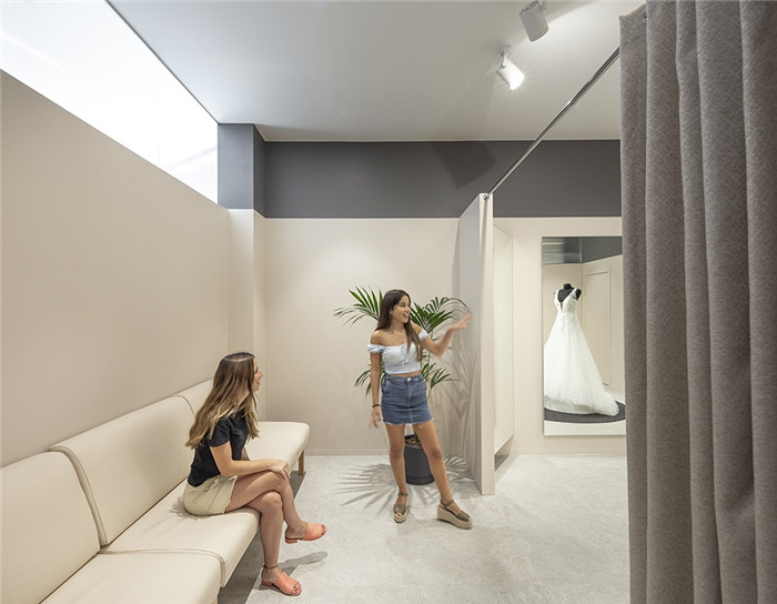 Sedka Novias婚紗店裝修設(shè)計(jì)  旋轉(zhuǎn)樓梯美哭了