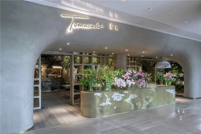 當(dāng)冰冷混凝土遇上花藝  北京花廚餐廳設(shè)計(jì)賞析