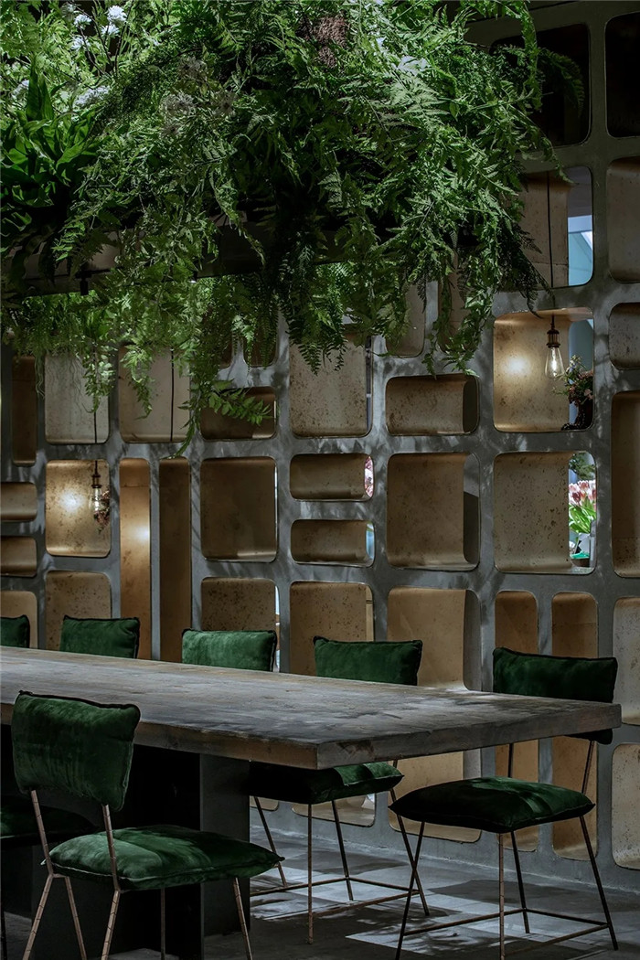 當(dāng)冰冷混凝土遇上花藝  北京花廚餐廳設(shè)計(jì)賞析