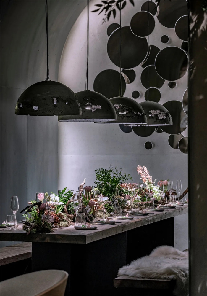 當(dāng)冰冷混凝土遇上花藝  北京花廚餐廳設(shè)計(jì)賞析