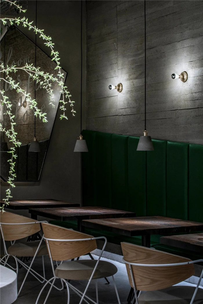 當(dāng)冰冷混凝土遇上花藝  北京花廚餐廳設(shè)計(jì)賞析