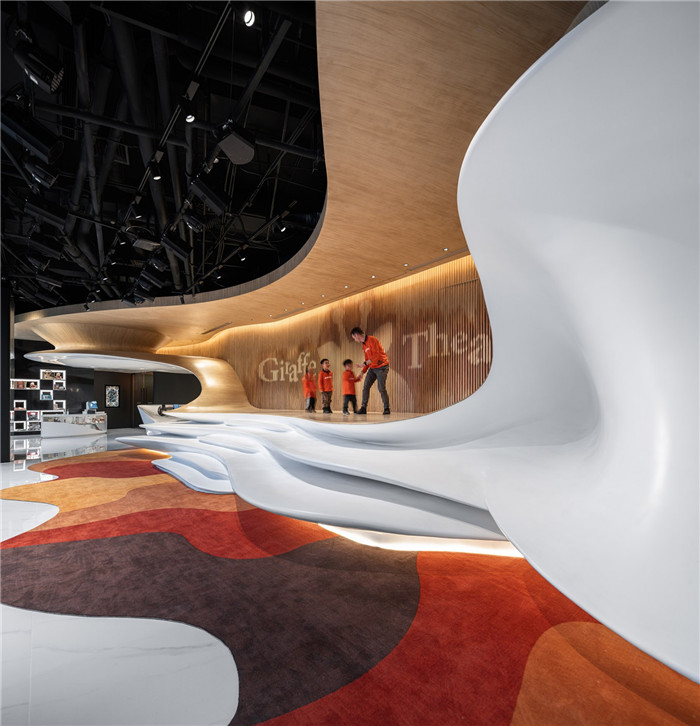 上海長(zhǎng)頸鹿高端美語教育培訓(xùn)機(jī)構(gòu)大廳展示區(qū)裝修設(shè)計(jì)實(shí)景圖