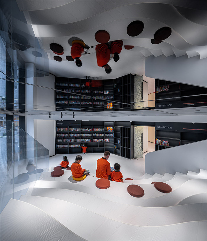 上海長(zhǎng)頸鹿高端美語教育培訓(xùn)機(jī)構(gòu)圖書閱讀區(qū)裝修設(shè)計(jì)實(shí)景圖