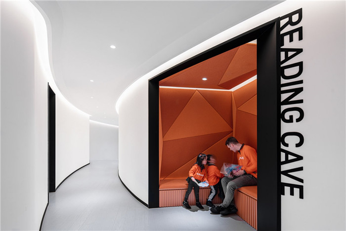 上海長(zhǎng)頸鹿高端美語教育培訓(xùn)機(jī)構(gòu)走廊裝修設(shè)計(jì)實(shí)景圖