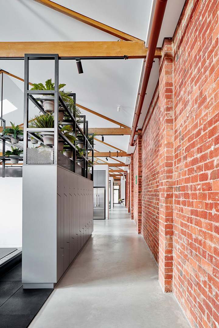 極簡工業(yè)風國外設(shè)計公司辦公室裝修設(shè)計方案