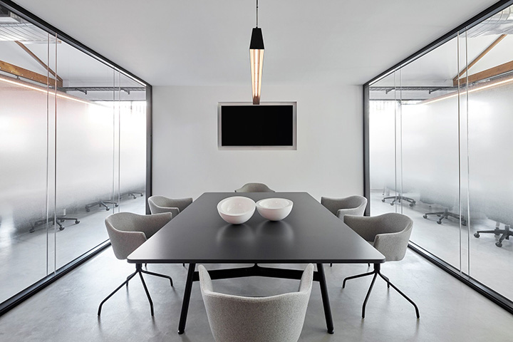 極簡工業(yè)風國外設(shè)計公司辦公室裝修設(shè)計方案