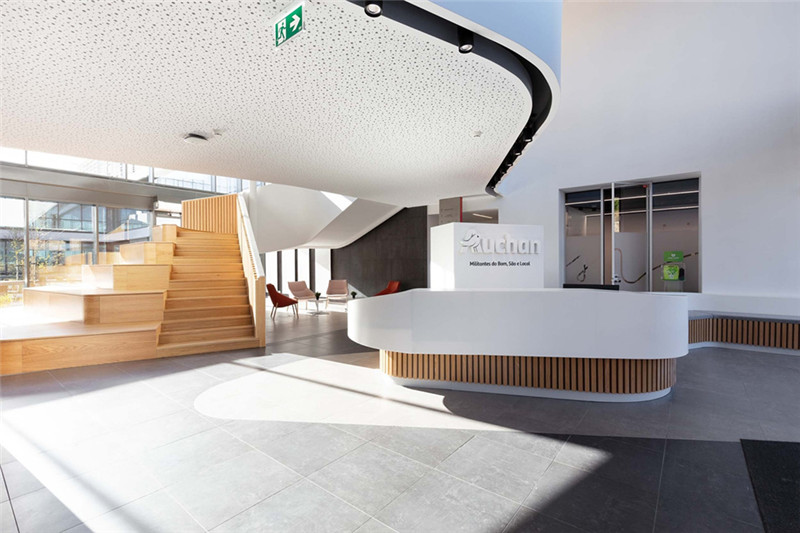 辦公樓大廳接待臺(tái)設(shè)計(jì)-零售業(yè)歐尚集團(tuán)總部簡約黑白灰辦公設(shè)計(jì)方案 