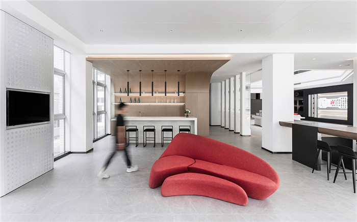 員工茶水區(qū)設(shè)計(jì)-現(xiàn)代極簡(jiǎn)風(fēng)汽車內(nèi)飾制造商辦公兼展廳設(shè)計(jì)方案