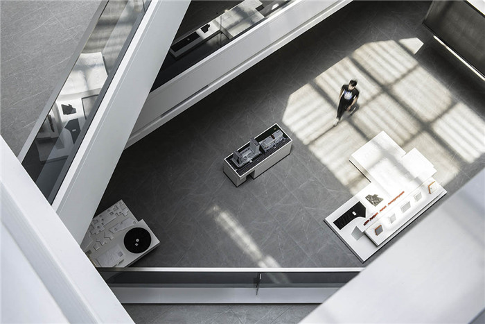 現(xiàn)代極簡(jiǎn)風(fēng)汽車內(nèi)飾制造商辦公兼展廳設(shè)計(jì)方案