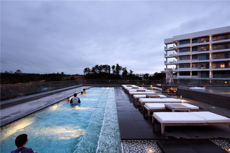 現(xiàn)代簡約風(fēng)Seolhaeone溫泉度假酒店設(shè)計賞析