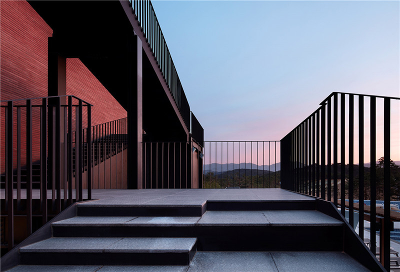 現(xiàn)代簡約風(fēng)Seolhaeone溫泉度假酒店設(shè)計賞析