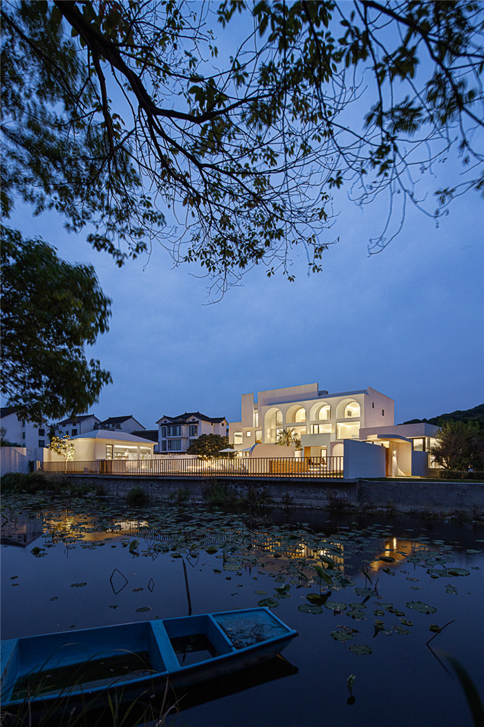 下面就跟隨勃朗設(shè)計(jì)小編一起來欣賞如馬爾代夫般太湖呼夢集度假酒店設(shè)計(jì)案例！