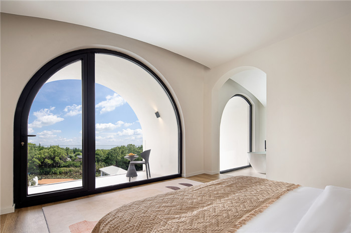 下面就跟隨勃朗設(shè)計(jì)小編一起來欣賞如馬爾代夫般太湖呼夢集度假酒店設(shè)計(jì)案例！