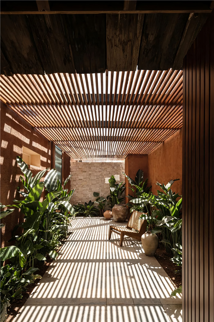 云南麗江瀘沽湖秋山酒店設(shè)計(jì)案例